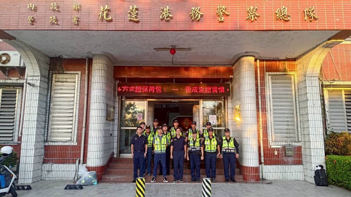 本總隊總隊長李建廣於早班出勤人員點名時交付工作並提示重點